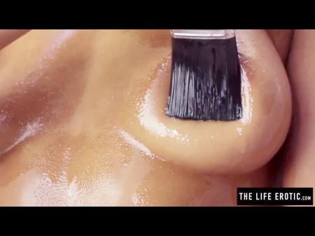 Perfekte Teenager malt sich mit Öl vor dem Masturbieren auf einen harten Orgasmus 