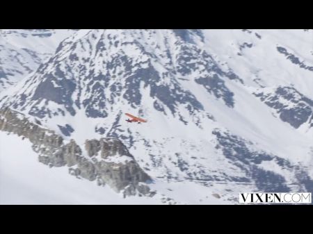 O coelho de esqui tem sexo apaixonado nos Alpes 