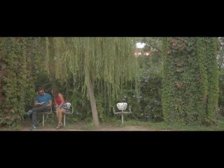 Nos arbustos em público, vídeo pornô grátis 