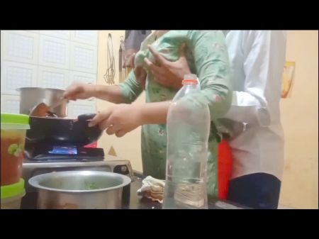 Индийская горячая жена трахалась во время приготовления пищи на кухне 