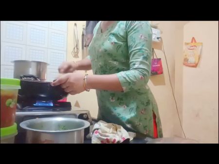indische heiße Frau wurde beim Kochen in der Küche gefickt 