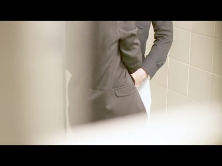 Joder con un compañero de trabajo en el baño de la compañía: porno HD 