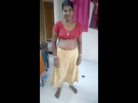 La tía caliente en una sari muestra su cuerpo desnudo a la vecina 