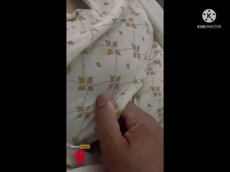 Indian Girl acaricia sus tetas y pezones calientes con audio hindi 