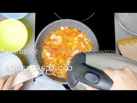 A garota birmanesa adora cozinhar e foder enquanto estava na cozinha 