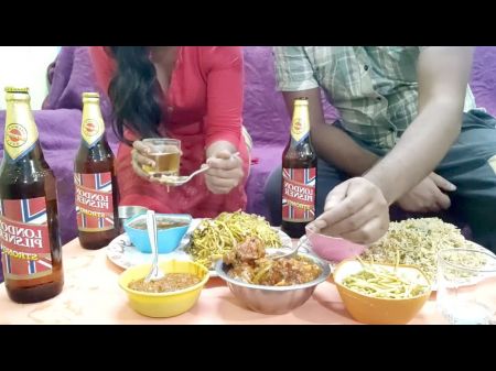 صنعت العشيقة طعامًا خاصًا لـ The Sahib وأثناء تناول الطعام قبلت The Pussy Hindi بصوت مثير 