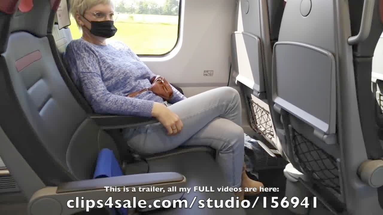 Orgasmo De Piernas Cruzadas En Un Tren, Masturbación Pública Gratuita HD Porn Foto