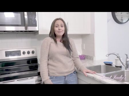 Big Ass Milf Brandi Banks Saugt Ihren Schwanz In Der Küche 