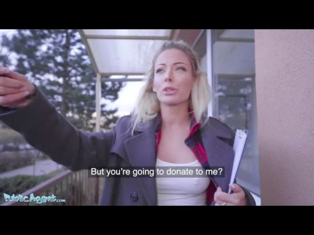 Sexy Blonde Australian Isabelle Deltore toca com um estranho por dinheiro 