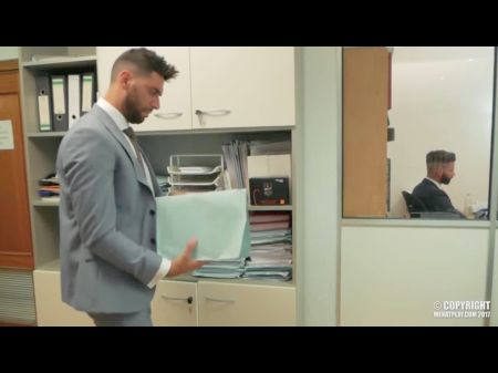 داني روبليس يمارس الجنس مع الرجل الجديد في المكتب 