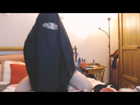 Арабская милф в хиджабе поездка на фаллоимитатор 