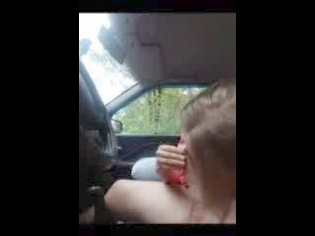 Heißer Sex mit einem Zunder -Mädchen in einem Auto 