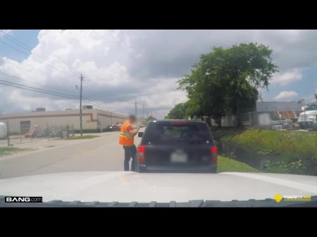 Latina adolescente encalhada na estrada fode o mecânico 