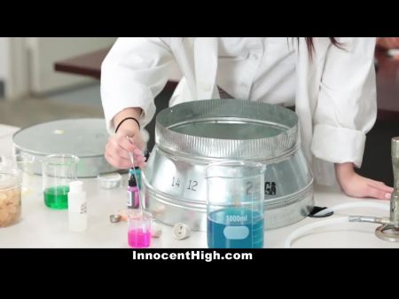 Innocenthigh heißes Mädchen im Chemie -Labor von Lehrer gefickt 