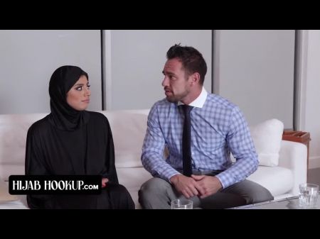HIJAB Ha. Hakenous arabische Babe Ella Knox hebt ihr bescheidenes Outfit und enthüllt große natürliche Titten 