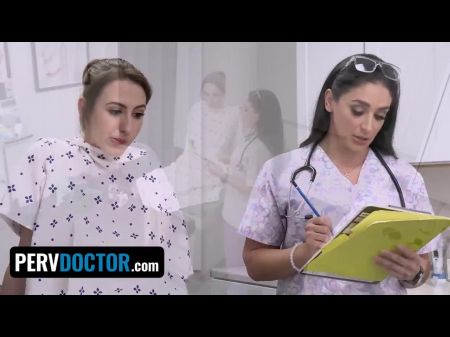 Doutor perv um enfermeiro peituda Sheena Ryder Preps and Wets Pussy do paciente para o pau do médico 