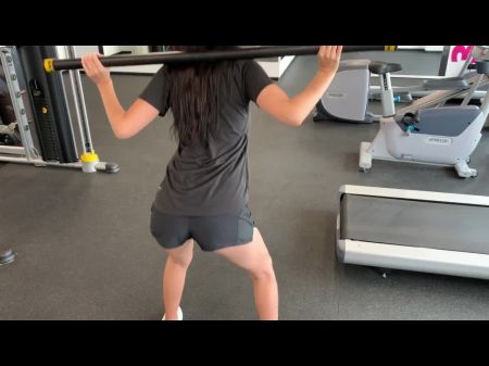 Erstaunliches Fitness -Mädchen wurde nach einem Training im Fitnessstudio (öffentlich) gefickt 