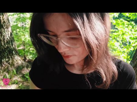 我的女友想要在人们通过4K的路径旁边的森林树林中自发性爱