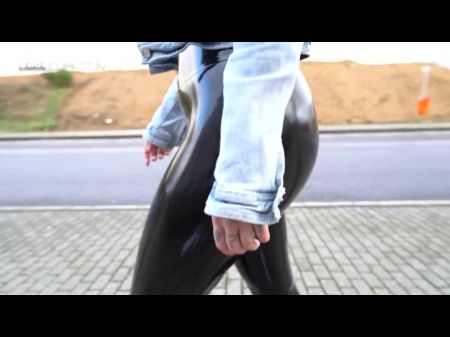 Cum -Datum in glänzenden Latex -Leggings 