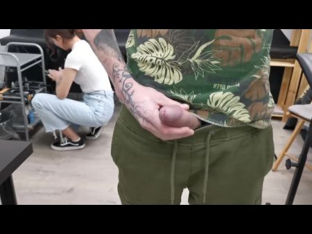 en tatovør under ombøj betalt med sefor en tatovering 