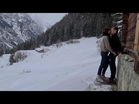 La pareja se esconde para follar mientras camina en la nieve, el bosque de montaña y el canto de los pájaros, el romántico amor íntimo 