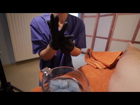 Krankenschwester wäscht den Patienten und lässt ihn hart abspritzen 