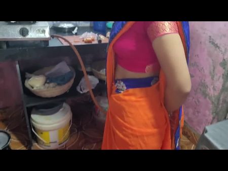 Desi Bhabhi Kitchen me khana bana rahi thi tabhi devar ne piche le bhabhi ki 