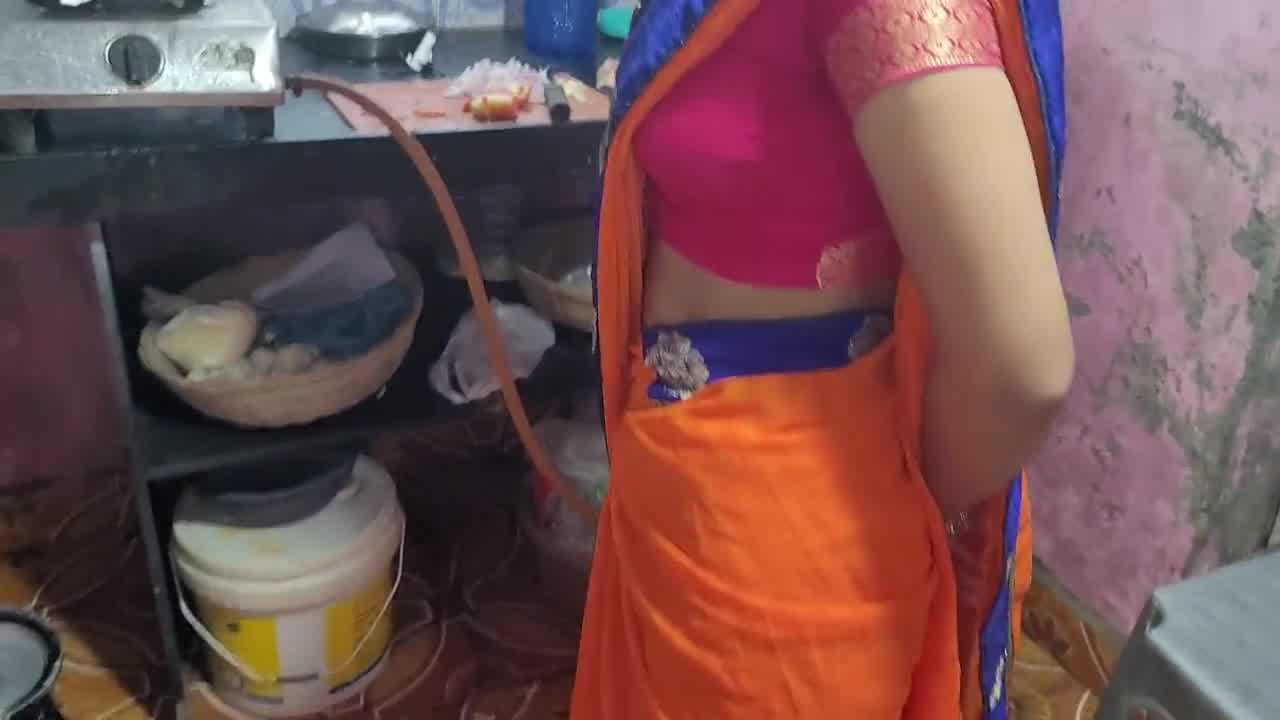 Desi Bhabhi Kitchen Me Khana Bana Rahi Thi Tabhi Devar Ne Piche Le Bhabhi Ki