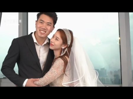 Esposa asiática sexy trapaceia do marido com a colega da esposa asiática trapaceando 
