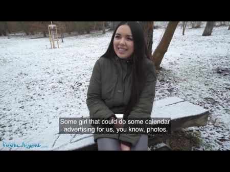 امرأة سمراء إسبانية تومض الثدي الطبيعية الكبيرة في الثلج 