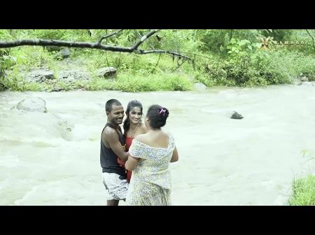 Desi Girl تمارس الجنس في النهر - الثلاثي الكامل في الهواء الطلق 