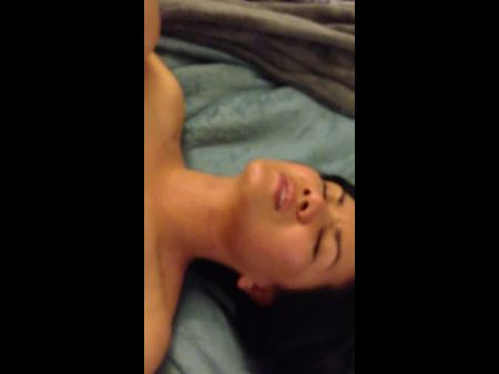 Meine asiatische vietnamesische GF -Freundin erstickt sie, während wir ficken 