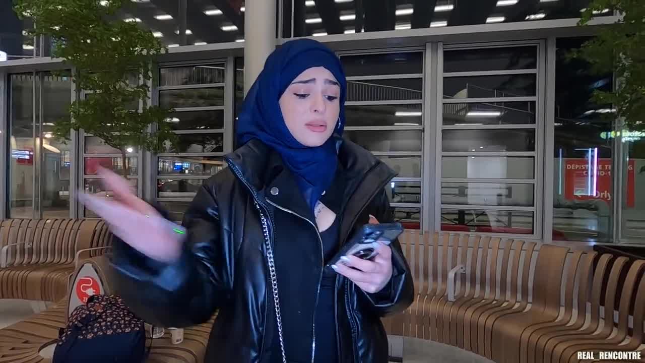 La Chica Iraní Nadja Lleva Un Hijab Y Se Follan Analmente En El Inodoro Y En Un Pasillo Para Pagar El Avión imagen