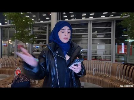La chica iraní Nadja lleva un hijab y se follan analmente en el inodoro y en un pasillo para pagar el avión 