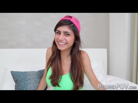 Mia Khalifa chupa o pau grande de perto antes de ser perfurado 