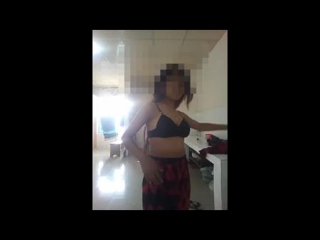 Indian College Student Masturbiert In Ihrem College -schlafsaal 
