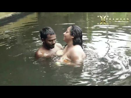 肮脏的大胸部Bhabi Bath在池塘里与英俊的Deborji Outdoor 