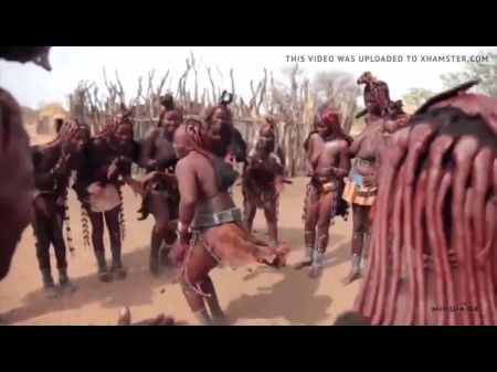 Африканские женщины Химба танцуют и размахивают своими провислыми сиськами вокруг 