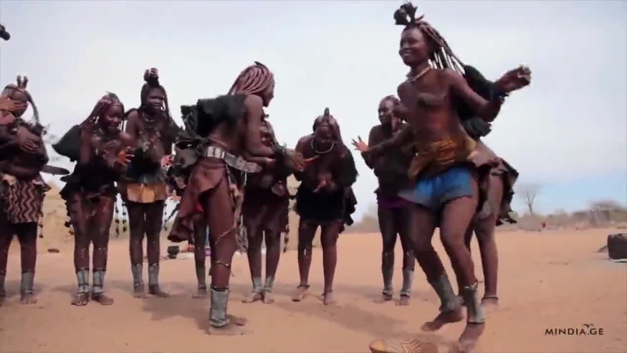 As Mulheres Africanas Himba Dançam E Balançam Seus Peitos Flácidos
