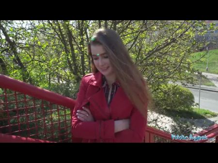 - La mujer de aspecto nervioso chupa y folla a la polla a través de un gloryhole 