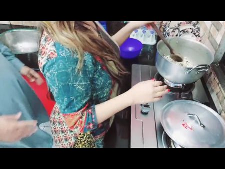 Frau anal in der Küche gefickt, während sie damit beschäftigt ist zu kochen 