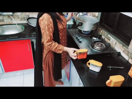 Desi家庭主妇与印地语音频一起做饭时大致在厨房里大致操