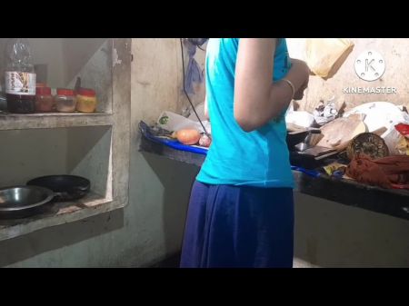 Indian Desi Bhabhi fue follado mientras cocinaba en la cocina 