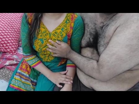 Indian Bahu dando un masaje de pie al viejo y rico Sasur luego le follan el culo con audio hindi claro - Talking completo 
