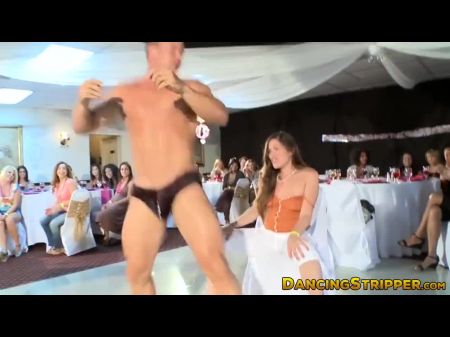 Asian Babe wechselt abwechselnd Stripper Schwanz mit Rothaarigen 