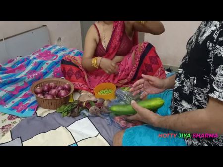 Xxx Bhojpuri Bhabhi, продавая овощи, демонстрирующие ее толстые соски, подвергались смещению от клиента 