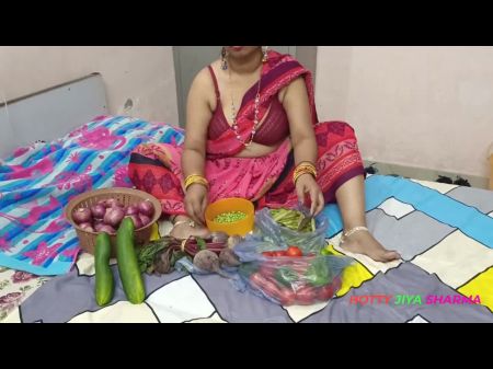 Xxx Bhojpuri Bhabhi Mientras Vendía Verduras Que Mostraban Sus Pezones Gordos Fueron Reírse Entre Dientes Por El Cliente 