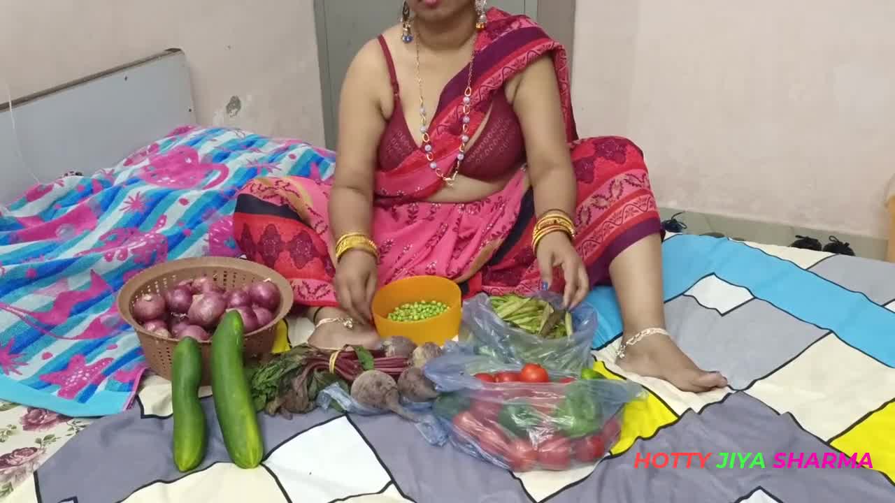 xxx bhojpuri bhabhi while selling vegetables showcasing off her phat  puffies got chuckled by the customer - hotntubes.com