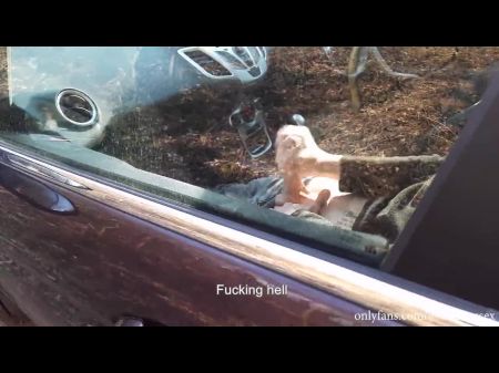YouTube -Blogger hat einen Kerl erwischt, der in der Öffentlichkeit im Auto hinwandert 