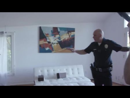 A polícia precisava acalmar a namorada: pornô HD gratuito Ed 